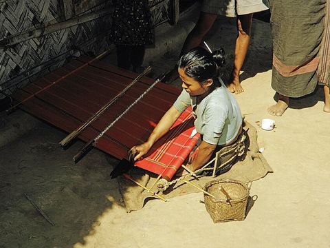পাহাড়ি তাঁতের কাপড়