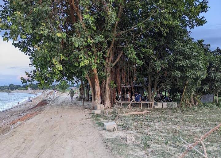 বট তলা - নদীর পাড়, জুগিয়া: ছবি ২