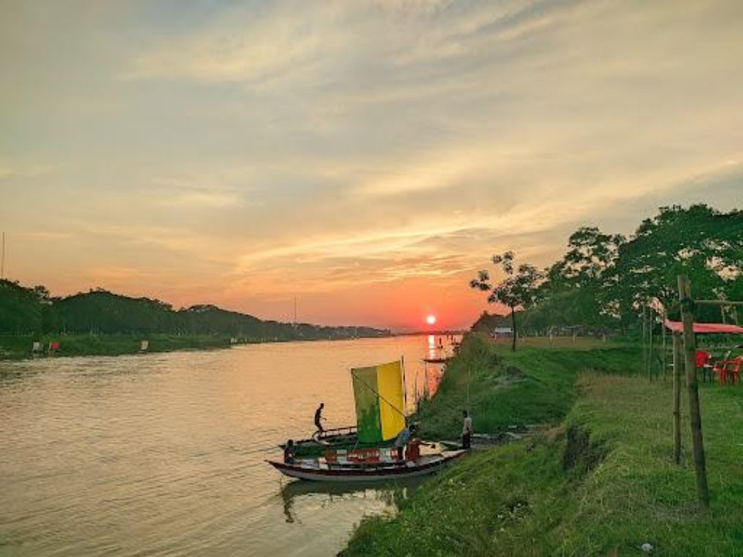 ব্রহ্মপুত্র নদের তীর ও শিল্পাচার্য জয়নুল আবেদিন উদ্যান: ছবি ৩