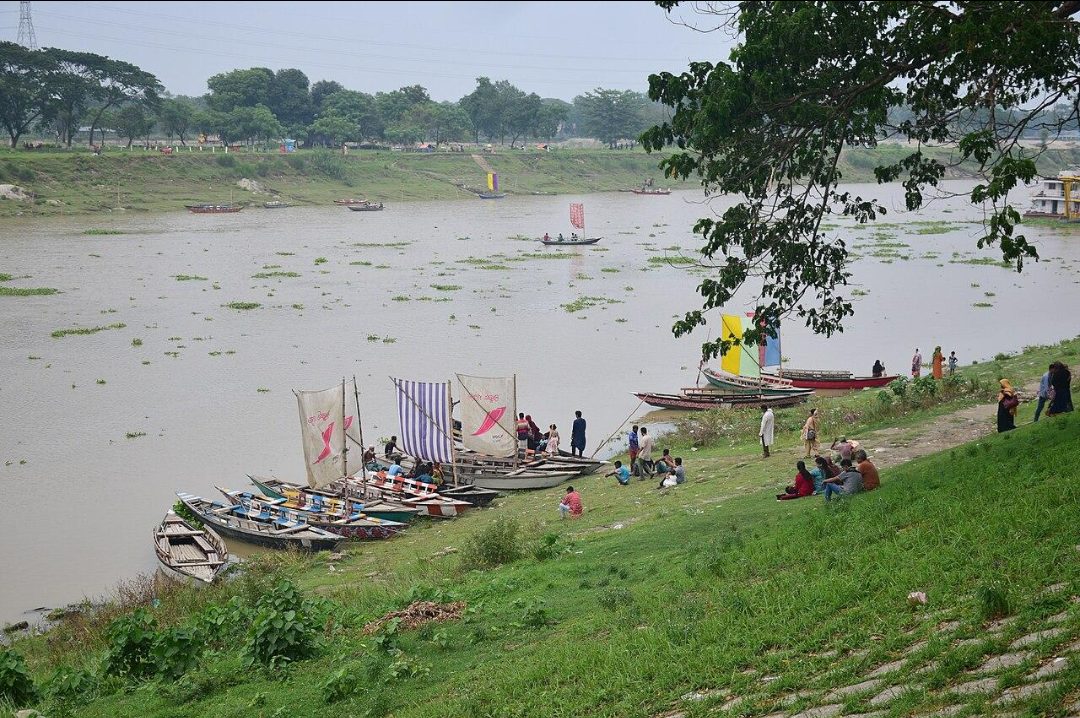 ব্রহ্মপুত্র নদের তীর ও শিল্পাচার্য জয়নুল আবেদিন উদ্যান: ছবি ৬