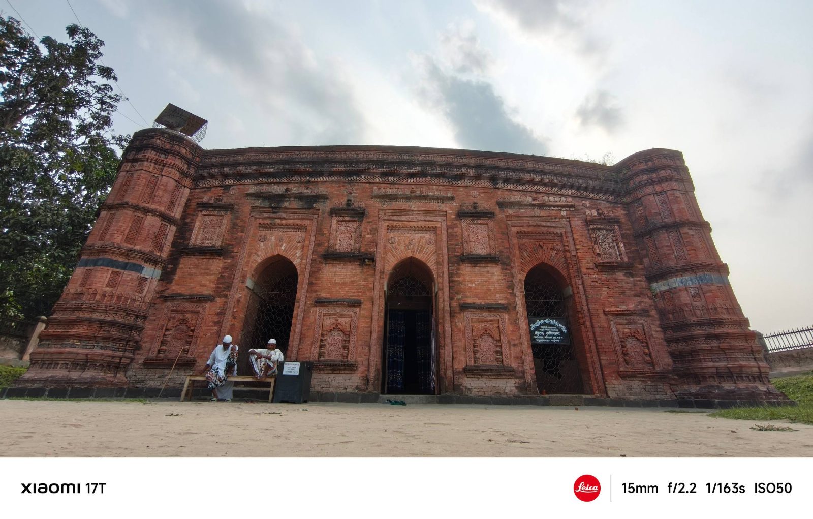 খনিয়া দিঘি মসজিদ, গ্রাম: শাহাবাজপুর, উপজেলা: শিবগঞ্জ, চাঁপাইনবাবগঞ্জ