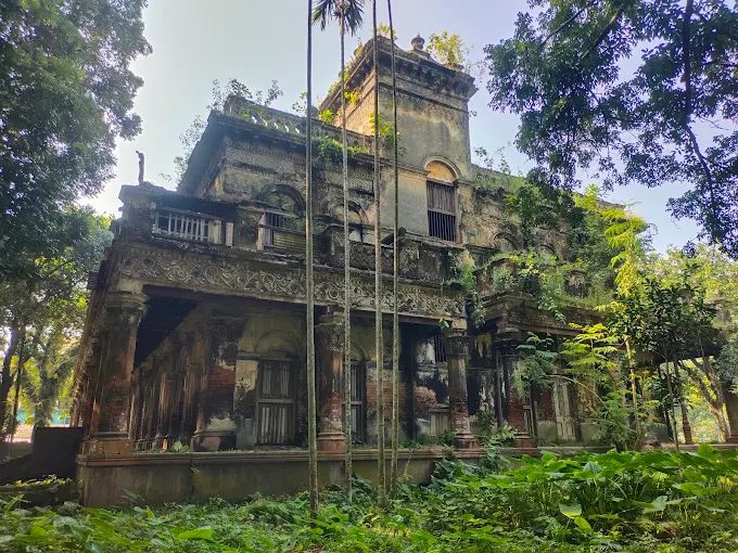 পাকুটিয়া জমিদার বাড়ি, টঙ্গী জেলার নাগরপুর উপজেলার লৌহজং নদীর তীরে অবস্থিত, টাঙ্গাইল